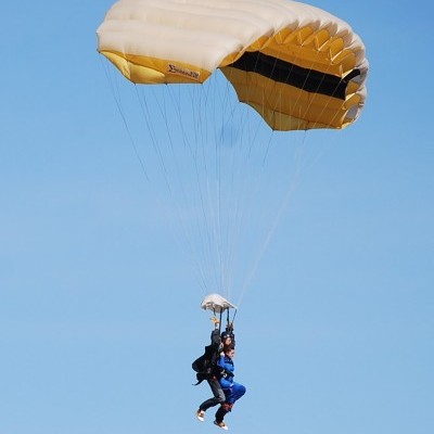 Aria Pipp skydiving
